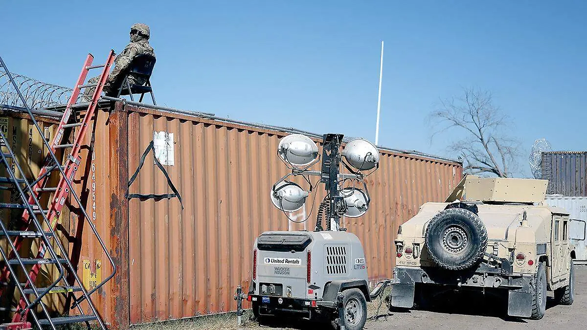 Soldado de EU Monitorea la frontera con México en Eagle Pass, Texas